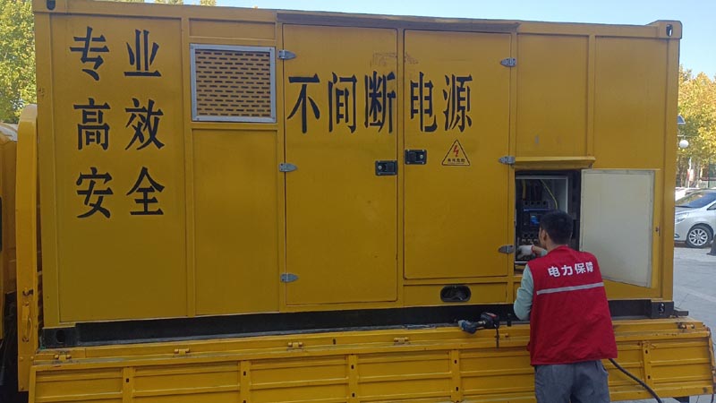 新市柴油发电机组和UPS电源配合使用时，如何避免切换过程中的电力中断？
